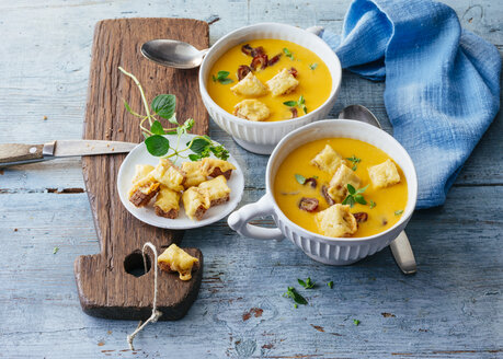 Bowls of pumpkin soup with cheese croutons and bacon - PPXF00171