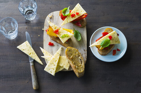 Bruschetta with bell pepper and slices of Cheddar cheese - PPXF00177