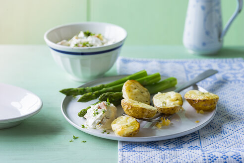 Gebackene Kartoffeln mit grünem Spargel und Frischkäse, überbacken mit Käse - PPXF00180