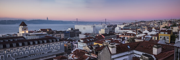 Portugal, Lissabon, Blick auf den Tejo mit der Brücke 25 de Abril am Morgen, von der Baixa aus gesehen - FCF01672