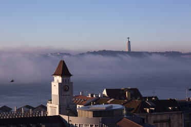 Portugal, Lissabon, Blick auf den Tejo am Morgen, Cristo-Rei Statue in Almada von der Baixa aus gesehen - FCF01673