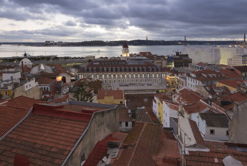 Portugal, Lissabon, Blick auf den Tejo am Abend, von der Baixa aus gesehen - FCF01674