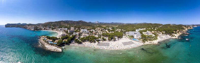 Spanien, Balearische Inseln, Mallorca, Region Calvia, Costa de la Calma, Peguera, Luftaufnahme des Strandes mit Hotels, Panorama - AMF06783