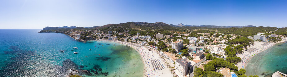 Spanien, Balearische Inseln, Mallorca, Region Calvia, Costa de la Calma, Peguera, Luftaufnahme des Strandes mit Hotels, Panorama - AMF06784