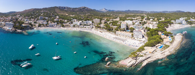 Spanien, Balearische Inseln, Mallorca, Region Calvia, Costa de la Calma, Peguera, Luftaufnahme des Strandes mit Hotels, Panorama - AMF06785