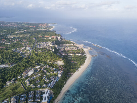Indonesien, Bali, Luftaufnahme der Hotelanlage am Strand von Nusa Dua, lizenzfreies Stockfoto
