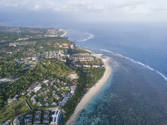 Indonesien, Bali, Luftaufnahme der Hotelanlage am Strand von Nusa Dua - KNTF02643