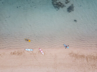 Indonesien, Bali, Nusa Dua Strand, Kajaks und Surfbretter am Strand - KNTF02645