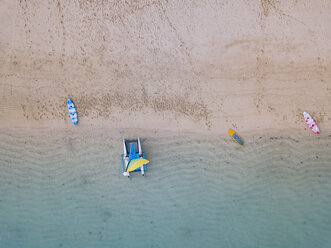 Indonesien, Bali, Nusa Dua Strand, Segelboot, Kajak und Surfbretter am Strand - KNTF02648