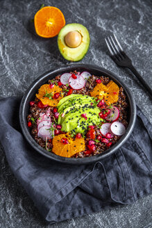 Roter Quinoa-Salat mit Avocado, Tomaten, roten Radieschen, Granatapfelkernen, schwarzem Sesam und Kresse - SARF04100