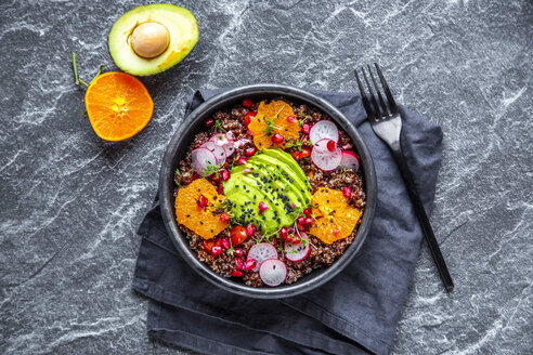 Roter Quinoa-Salat mit Avocado, Tomaten, roten Radieschen, Granatapfelkernen, schwarzem Sesam und Kresse - SARF04101