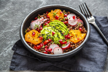 Roter Quinoa-Salat mit Avocado, Tomaten, roten Radieschen, Granatapfelkernen, schwarzem Sesam und Kresse - SARF04102