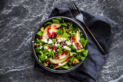 Schüssel mit gemischtem Salat mit Feldsalat, Feta, Birne, Granatapfelkernen und Walnüssen - SARF04103