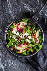 Schüssel mit gemischtem Salat mit Feldsalat, Feta, Birne, Granatapfelkernen und Walnüssen - SARF04104