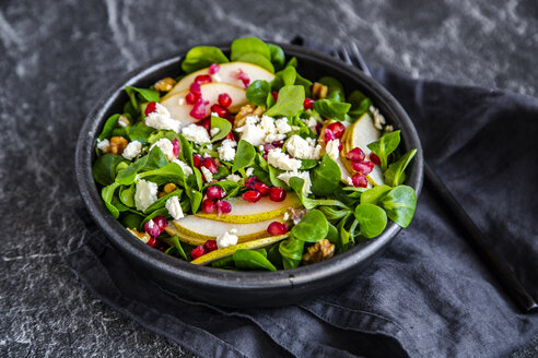 Schüssel mit gemischtem Salat mit Feldsalat, Feta, Birne, Granatapfelkernen und Walnüssen - SARF04105