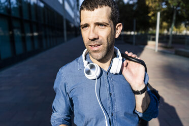 Porträt eines Mannes mit Kopfhörern - GIOF05737