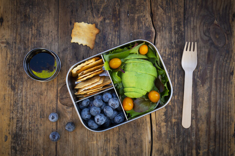 Lunchpaket mit Blattsalat, Avocado, Blaubeeren, Tomaten und Crackern, lizenzfreies Stockfoto