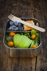 Lunch box of leaf salad, avocado, blueberries, tomatoes and crackers - LVF07779