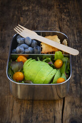 Lunchpaket mit Blattsalat, Avocado, Blaubeeren, Tomaten und Crackern - LVF07779