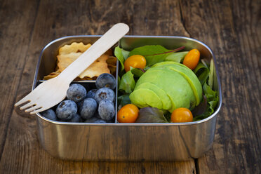 Lunchpaket mit Blattsalat, Avocado, Blaubeeren, Tomaten und Crackern - LVF07780