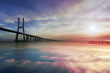 Portugal, Lissabon, Vasco-da-Gama-Brücke am Morgen - FCF01677
