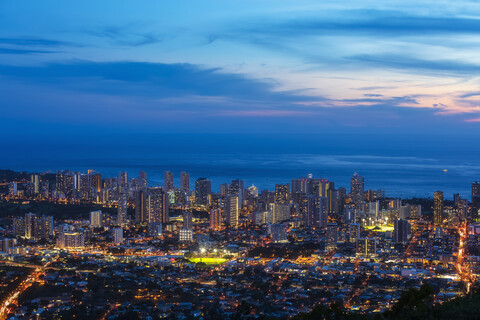 USA, Hawaii, Oahu, Pazifischer Ozean, Skyline von Honolulu, blaue Stunde nach Sonnenuntergang, lizenzfreies Stockfoto