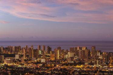 USA, Hawaii, Oahu, Pazifischer Ozean, Skyline von Honolulu, roter Himmel - FOF10297