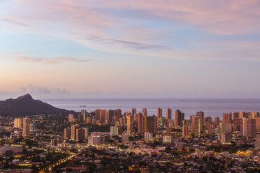 USA, Hawaii, Oahu, Puu Ualakaa State Park, Blick vom Tantalus Lookout auf Honolulu und Diamond Head bei Sonnenaufgang - FOF10299