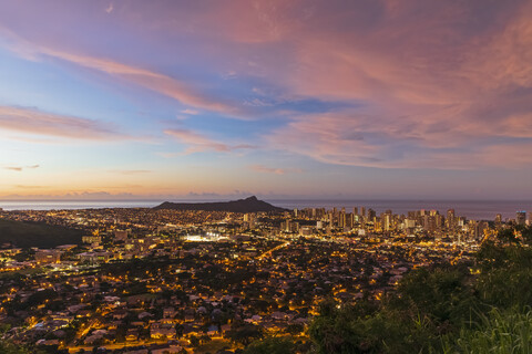 USA, Hawaii, Oahu, Puu Ualakaa State Park, Blick vom Tantalus Lookout auf Honolulu und Diamond Head bei Sonnenaufgang, lizenzfreies Stockfoto