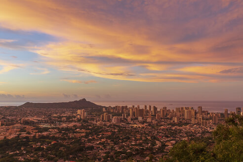 USA, Hawaii, Oahu, Puu Ualakaa State Park, View from Tantalus Lookout to Honolulu and Diamond Head at sunrise - FOF10306