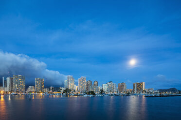 USA, Hawaii, Oahu, Honolulu und Ala Wai Boat Harbor zur blauen Stunde - FOF10314