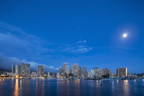 USA, Hawaii, Oahu, Honolulu und Ala Wai Boat Harbor zur blauen Stunde, lizenzfreies Stockfoto