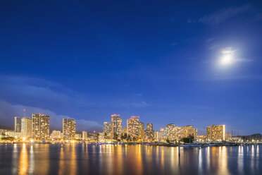 USA, Hawaii, Oahu, Honolulu und Ala Wai Boat Harbor zur blauen Stunde - FOF10323