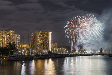 USA, Hawaii, Oahu, Honolulu bei Nacht mit Feuerwerk - FOF10325