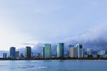 USA, Hawaii, Oahu, Honolulu, Ala Moana Beach zur blauen Stunde - FOF10326