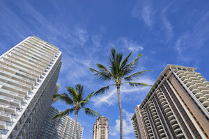 USA, Hawaii, Oahu, Honolulu, Waikiki, Hochhäuser, niedriger Blickwinkel - FOF10334