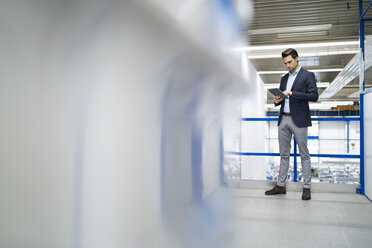 Geschäftsmann mit Tablet in einer Fabrik - DIGF05686