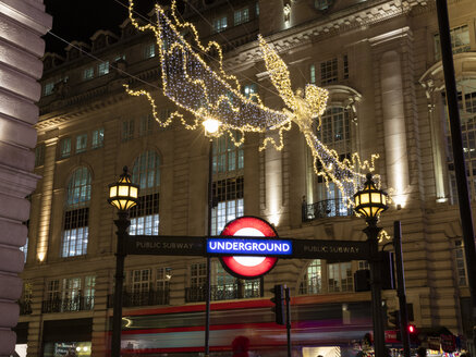 Vereinigtes Königreich, England, London, Piccadilly Circus, U-Bahn, Bus, Weihnachtsbeleuchtung bei Nacht - WIF03808