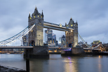 Vereinigtes Königreich, England, London, Tower Bridge in den Abendstunden - WIF03812