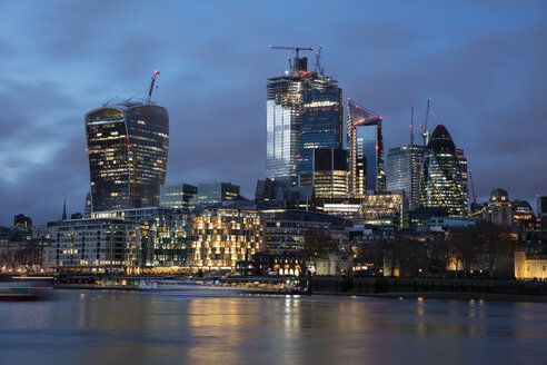 Vereinigtes Königreich, England, London, Skyline an der Themse bei Nacht - WIF03813