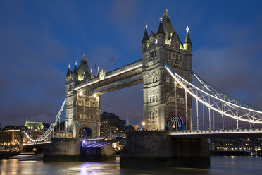 United Kingdom, England, London, Tower Bridge in the evening - WIF03814