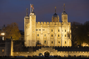 Vereinigtes Königreich, England, London, Tower Hill, Weißer Turm bei Nacht - WIF03815