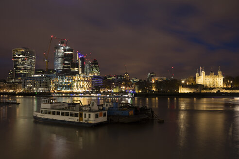 Vereinigtes Königreich, England, London, Themse bei Nacht, Tower of London rechts - WIF03817