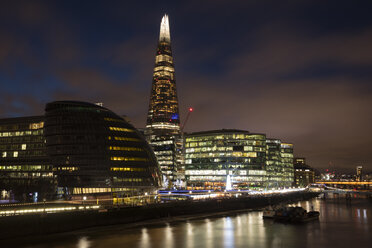 Vereinigtes Königreich, England, London, Southwalk, Themse mit City Hall und The Shard bei Nacht - WIF03818