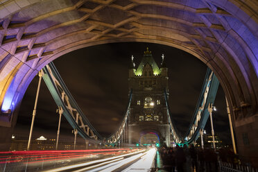 Vereinigtes Königreich, England, London, Tower Bridge, Verkehr bei Nacht - WIF03819