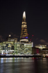 Vereinigtes Königreich, England, London, Southwalk, Themse mit City Hall und The Shard bei Nacht - WIF03820