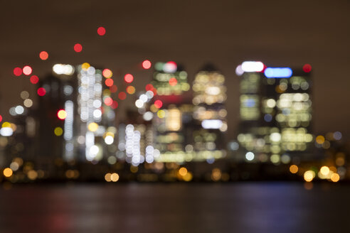 United Kingdom, England, London, Docklands, Isle of Dogs, Canary Wharf at night, blurry - WIF03823