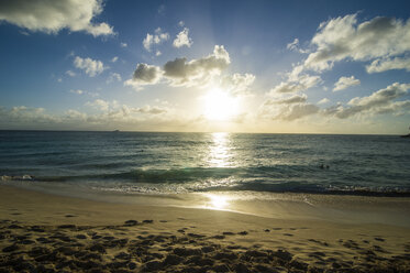 Karibik, Antillen, Sint Maarten, Sonnenuntergang am Strand von Maho Bay - RUNF01146