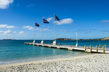 Karibik, Antillen, Sint Maarten, Bucht von Philipsburg, Steg mit Flaggen - RUNF01148