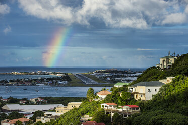 Karibik, Antillen, Sint Maarten, Regenbogen über dem Princess Juliana International Airport - RUNF01149